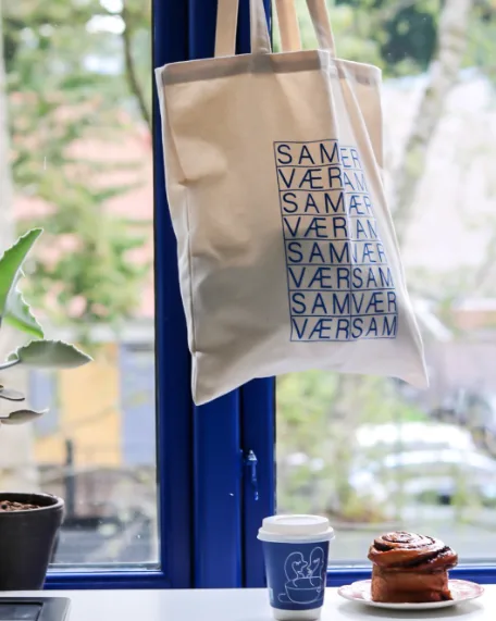 Samvær mulepose i vinduet med en kop kaffe og en kanelsnegl